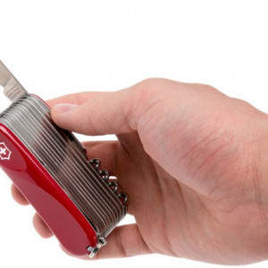 Briceag Victorinox Evolution S54, rosu - 2.5393.SE proportii in mana