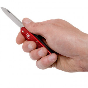 Briceag Victorinox Pioneer Alox, Berry Red - 0.8201.L18 - Limited Edition 2018 proportii in mana