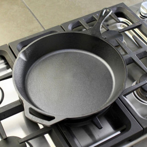 Tigaie adanca rotunda din fonta cu maner Lodge 33 cm