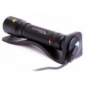 Lanterna Led Lenser P7R 1000LM - A8.Z9408.R conectata la incarcator pe lung