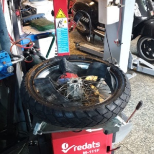 Vulcanizare moto - Inlocuire anvelope moto TT - roti spitate cu camera de aer + echilibrare