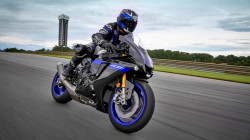 YAMAHA YZF-R1M