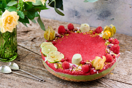 Tort raw-vegan cu matcha și zmeură