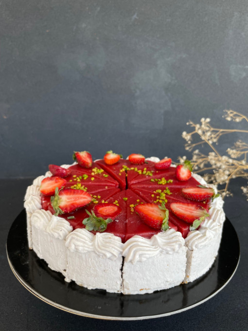 Tort vegan cu capșuni și matcha