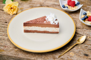 Tort Bora Bora cu nucă de cocos fresh și ciocolată