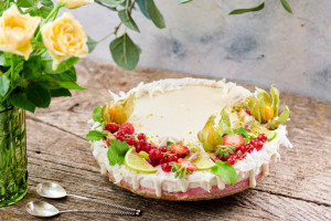 Tort raw-vegan cu coacăze și vanilie naturală