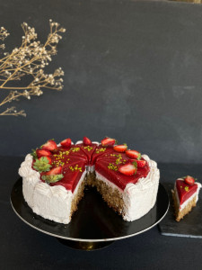 Tort vegan cu capșuni și matcha