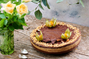 Tort Raw Energy Boost cu arahide, caramel și ciocolată