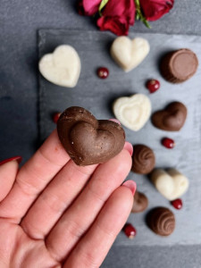 Praline de ciocolată albă cu aromă de portocale și vanilie și praline de ciocolată neagră cu cocos