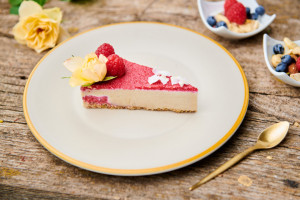 Tort Sublimmme Delight cu vanilie, zmeură și trandafiri