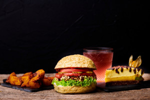 Meniu Combo: orice prăjitură + barbecue burger/ shaorma cu seitan + gingerată
