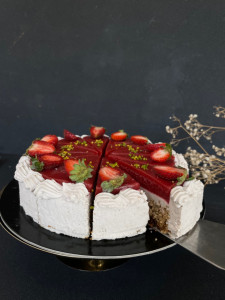 Tort vegan cu capșuni și matcha