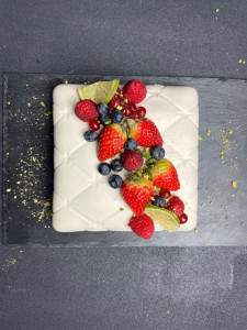 Tort raw-vegan cu coacăze roșii și vanilie