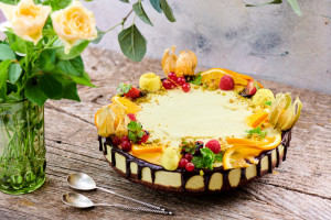 Tort raw-vegan Blossom cu ciocolată, portocale și ghimbir
