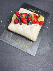 Tort raw-vegan cu coacăze roșii și vanilie