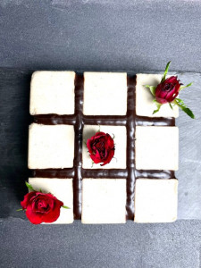 Sublime cake cu ciocolată albă, zmeură și glazură de ciocolată