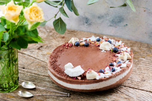 Tort Raw Bora Bora cu nucă de cocos fresh și ciocolată naturală