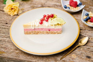 Tort raw-vegan cu coacăze și vanilie naturală