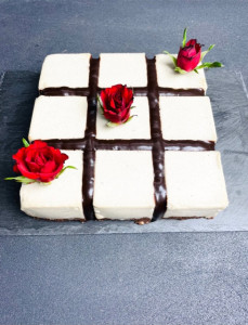 Tort Sublime cu ciocolată albă, zmeură și glazură de ciocolată