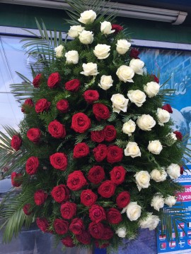 Coroane Funerare Online Trandafiri Rosi Cu Diagonala Albi