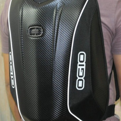Rucsac moto cu inscriptiile OGIO CARBON