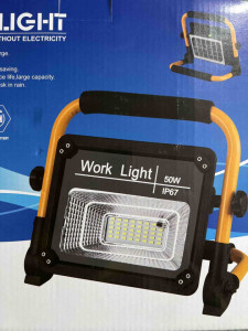 Tehnologie COB LED și acumulator integrat pentru proiectorul portabil 50W cu încărcare solară și USB