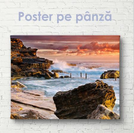 Poster, Apus purpuriu lângă plaja stâncoasă