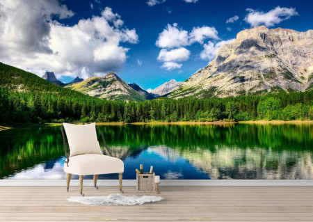 Fototapet, Un lac în padure pe fundalul unui peisaj montan