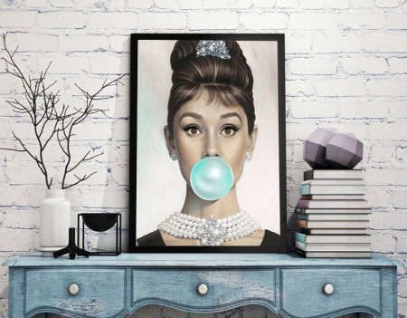 Tablou, Audrey Hepburn cu gumă de mestecat
