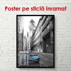 Poster, Moped albastru într-un oraș alb-negru