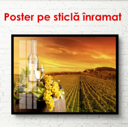 Poster, Sticlă de vin cu struguri în podgorie la apusul soarelui
