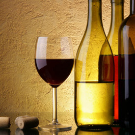 Poster, Un pahar și o sticlă de vin pe un fundal galben