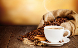 Poster, Ceașcă de cafea cu boabe de cafea pe un fundal auriu