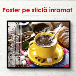 Poster, Paharul galben cu cafea pe o masă cu boabe de cafea