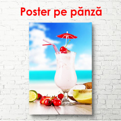 Poster, Smoothie de căpșuni pe un fundal de plajă cu cer albastru