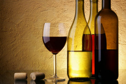Poster, Un pahar și o sticlă de vin pe un fundal galben