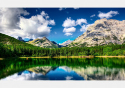 Fototapet, Un lac în padure pe fundalul unui peisaj montan