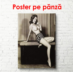 Poster, Femeie cu pantaloni scurți stând pe masă
