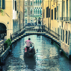 Poster, Gondola plutește pe canal