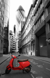 Poster, Moped roșu în orașul alb-negru