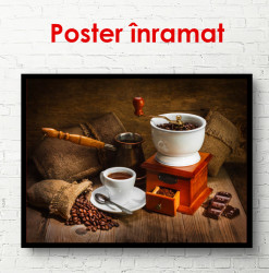 Poster, O ceașcă albă și o râșniță de cafea pe masă