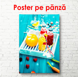 Poster, Suc de portocale pe o masă albastră