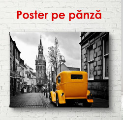 Poster, Mașină retro galbenă pe un fundal alb-negru al orașului