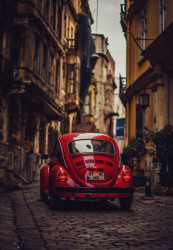 Poster, Mașină roșie în orașul vechi