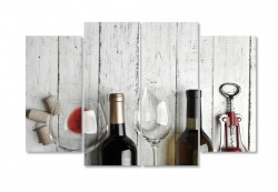 Tablou modular, Sticle de vin pe un fundal de lemn.