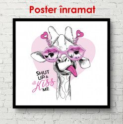 Poster, Girafa amuzantă cu ochelari și cercei roz.