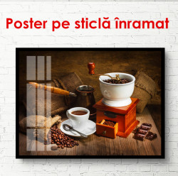 Poster, O ceașcă albă și o râșniță de cafea pe masă