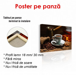 Poster, O ceașcă și o râșniță de cafea pe masă