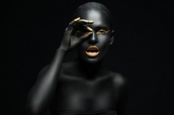 Tablou, Femeie neagră cu auriu