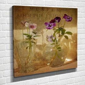 Poster, Flori de primăvară violet într-o vază pe masă